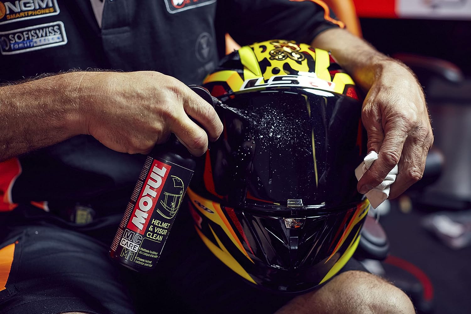 MOTUL M1 HELMET & VISOR CLEAN